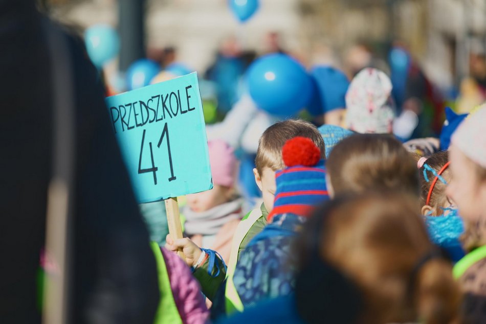 Łódź. Światowy Dzień Autyzmu. Przedszkolaki przemaszerowały Piotrkowską!