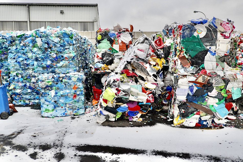 Nie wyrzucaj, pomagaj! Gdzie w Łodzi oddać ciepłą odzież dla potrzebujących?