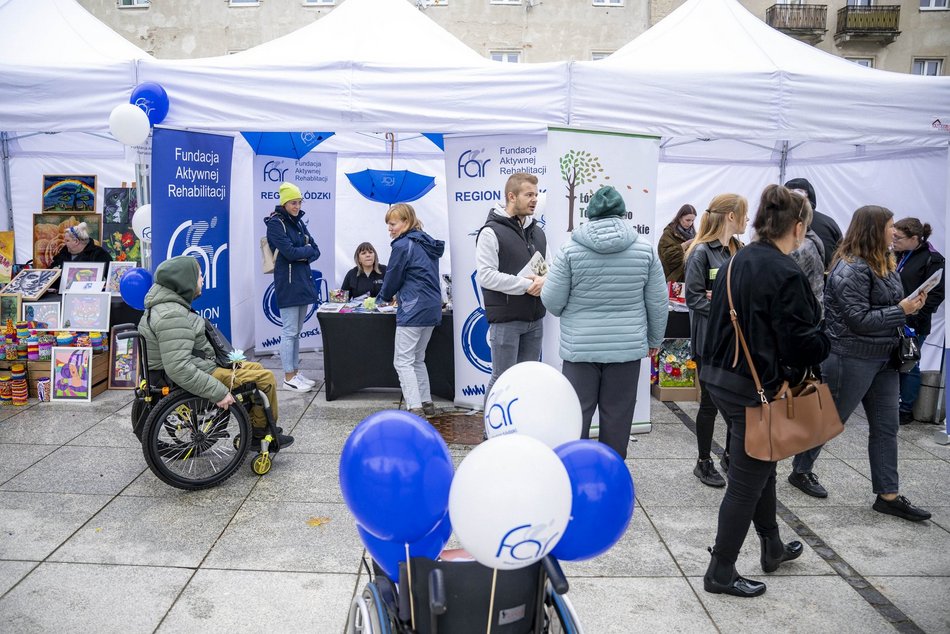 Piknik bez barier na Starym Rynku w Łodzi. Cenne informacje dla osób z niepełnosprawnościami