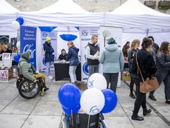 Piknik bez barier na Starym Rynku w Łodzi. Cenne informacje dla osób z niepełnosprawnościami