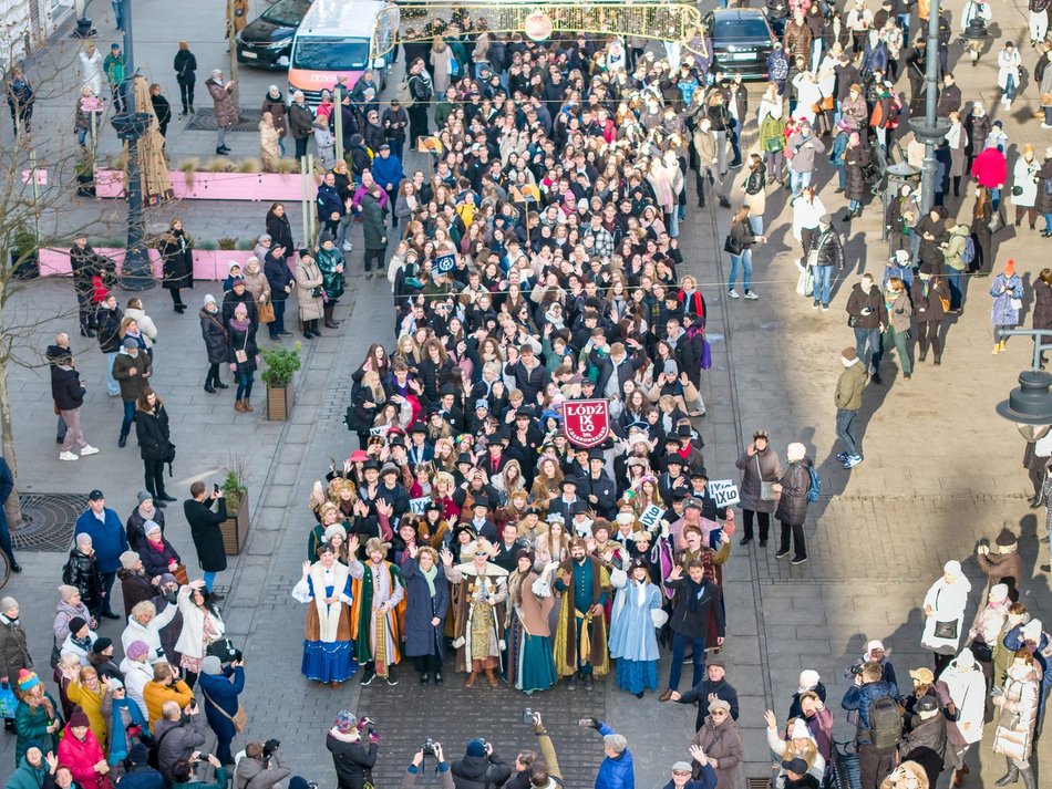 Łódź. Polonez dla Łodzi. Tłumy maturzystów zatańczyły na Piotrkowskiej. Razem z nimi łodzianie!
