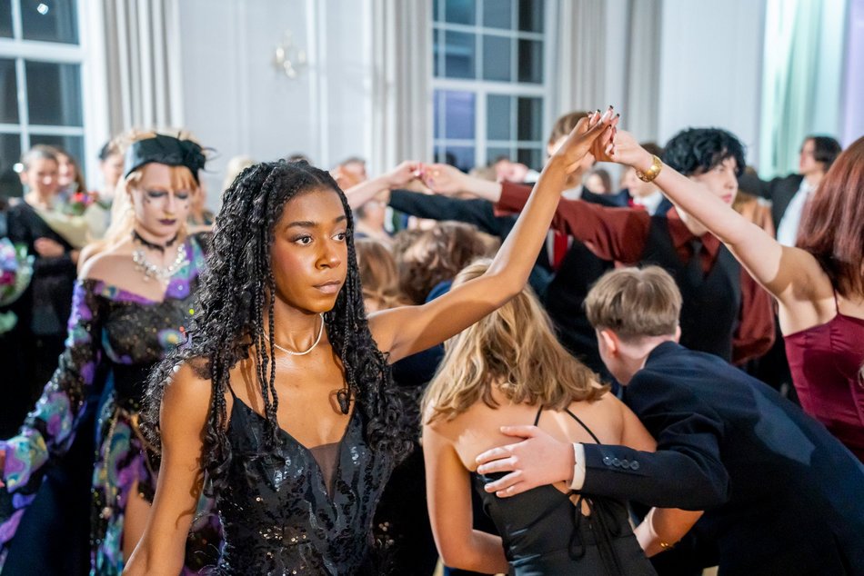 Łódź. Studniówka IV LO w Łodzi. Kreacje, które zapierały dech i radość na twarzach młodzieży