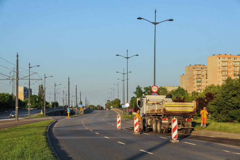 Łódź. Wieczorny remont Rokicińskiej w Łodzi. Kiedy drogowcy położą nowy asfalt?