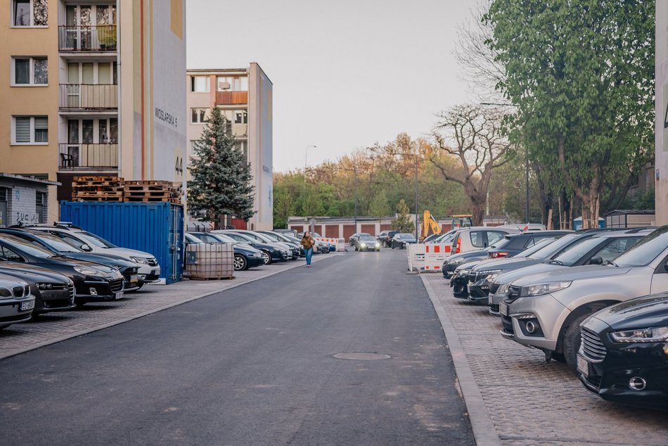 Łódź. Wioślarska w Łodzi po remoncie pierwszego odcinka. Nowe parkingi, jezdnia i chodniki