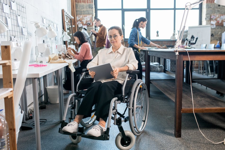 Kobieta na wózku inwalidzkim w pracy
