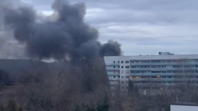 Pożar na Bałutach w Łodzi. Kłęby dymu widoczne w wielu punktach miasta [WIDEO]