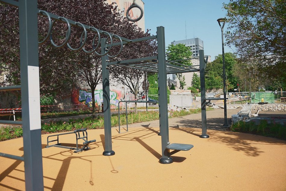 Łódź. Takiego skweru w Łodzi jeszcze nie było! Siłownia, park sensoryczny i plac zabaw już gotowe