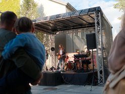 Granie w bramie w Łodzi. Klimatyczny koncert dali Andy birds