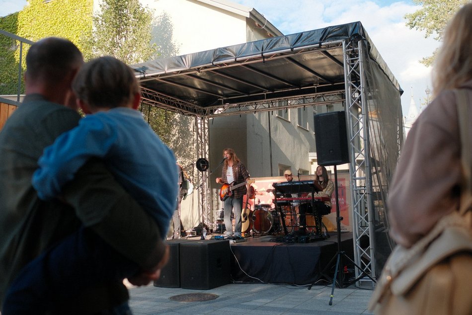Granie w bramie w Łodzi. Klimatyczny koncert dali Andy birds