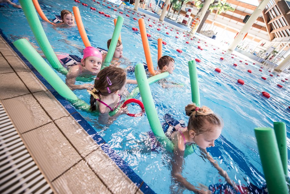Aquapark Fala - dzieci na lekcji pływania