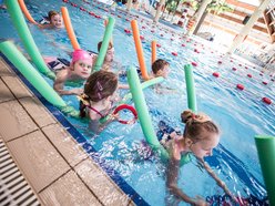Aquapark Fala - dzieci na lekcji pływania