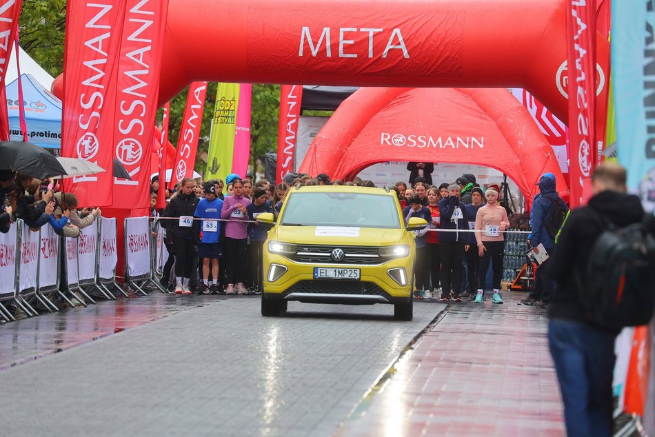 Mini Bieg Ulicą Piotrkowską w Łodzi w deszczu. To nie zepsuło jednak imprezy