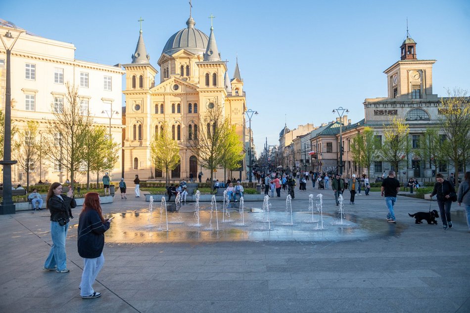 Łódź. Plac Wolności w Łodzi tętni życiem. To jedno z najpopularniejszych miejsc spotkań!