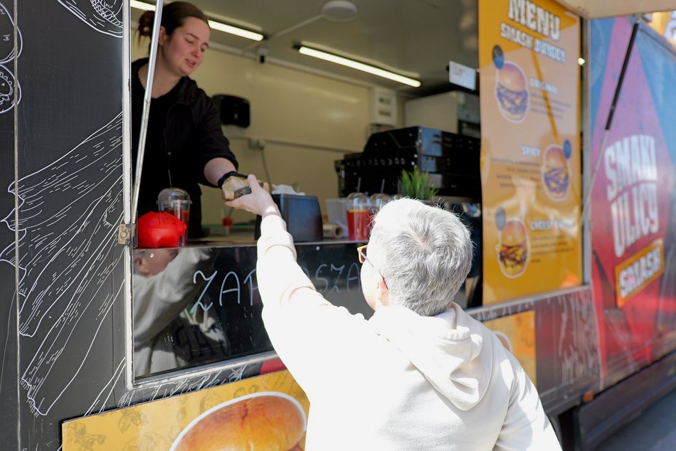 Łódź. Zlot food trucków w EC1 Łódź. Nie chce Ci się gotować? Koniecznie tam zajrzyj!