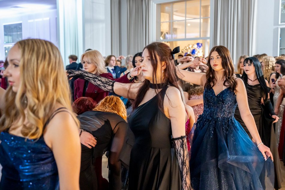 Łódź. Studniówka IV LO w Łodzi. Kreacje, które zapierały dech i radość na twarzach młodzieży