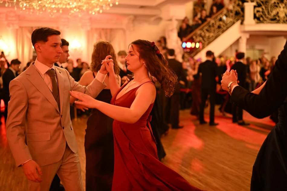 Studniówka III LO w Łodzi. Szyk i elegancja w Białym Pałacu