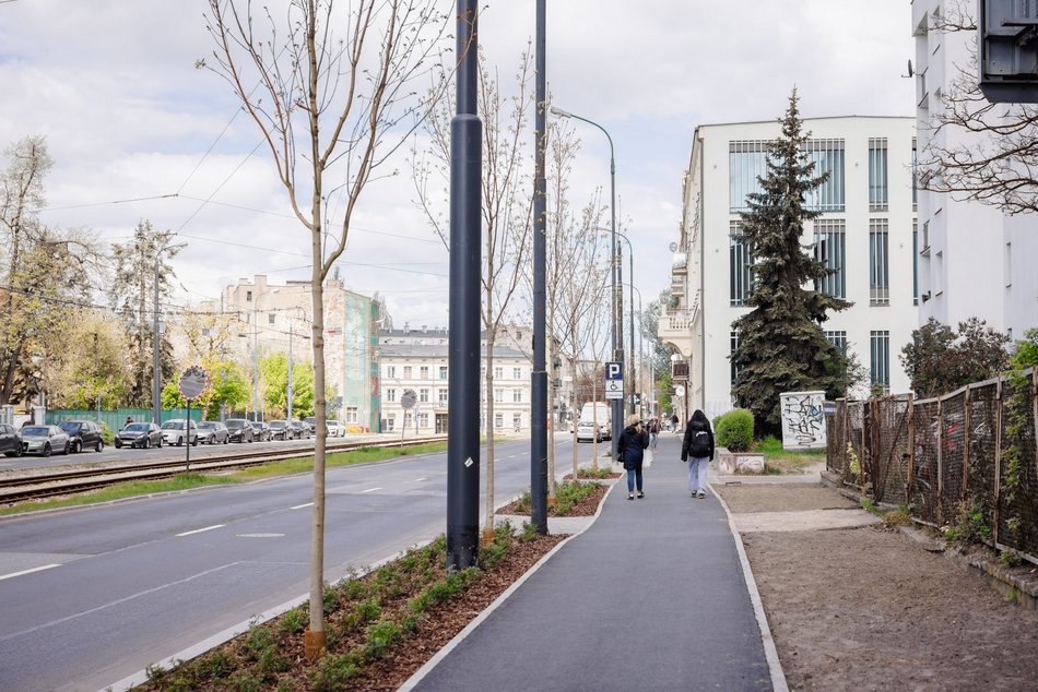 Łódź. Żeromskiego w Łodzi po remoncie. Chodniki bez aut, nowe parkingi i dużo zieleni