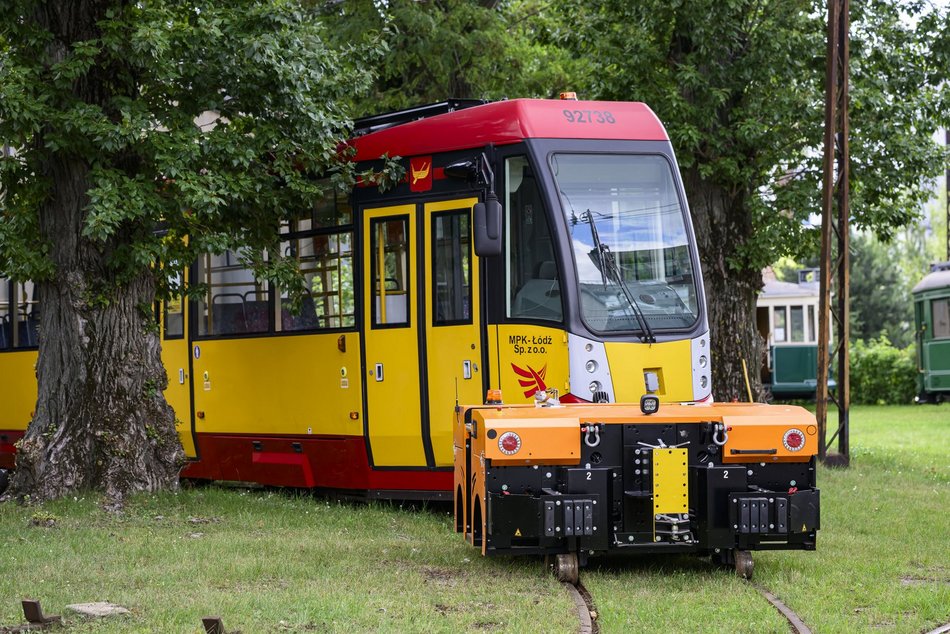 MPK Łódź ma nowy pojazd do zadań specjalnych! To ciągnik do przestawiania tramwajów