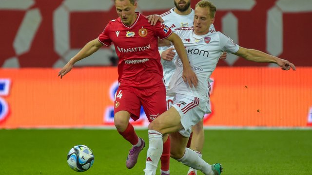 Porażka Widzewa Łódź w meczu z Rakowem Częstochowa. Osłabiona gra po czerwonej kartce