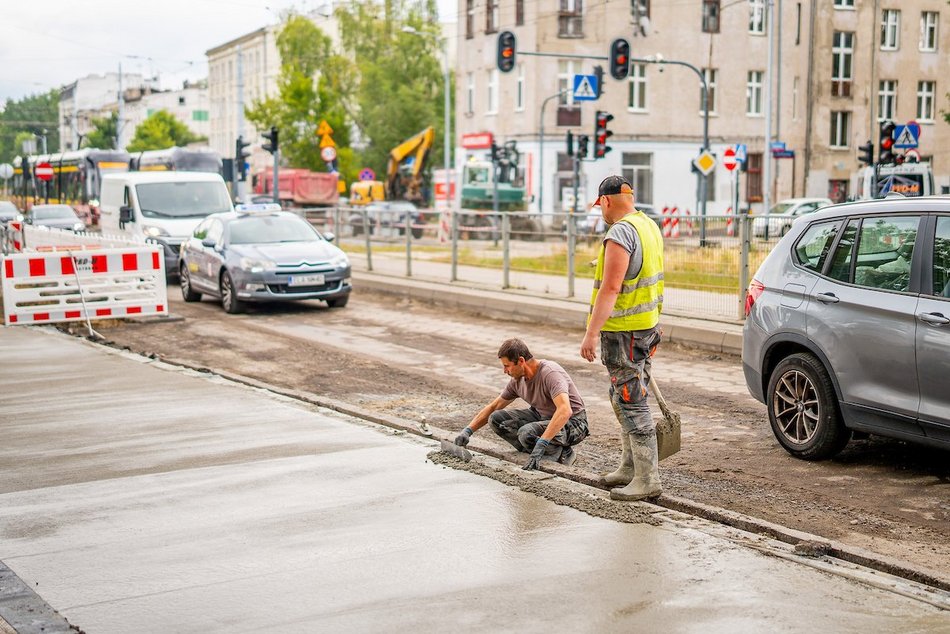 Łódź. Remont Pabianickiej w Łodzi. Powstają kolejne metry nowej nawierzchni i chodników