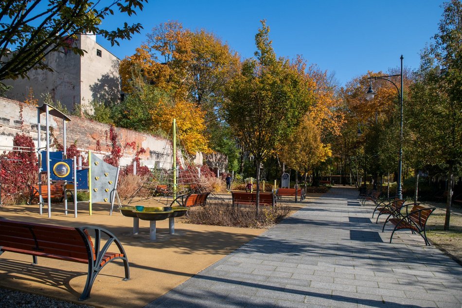 Rewitalizacja kamienica przy Sienkiewicza. Brama przenosi łodzian do zielonej oazy