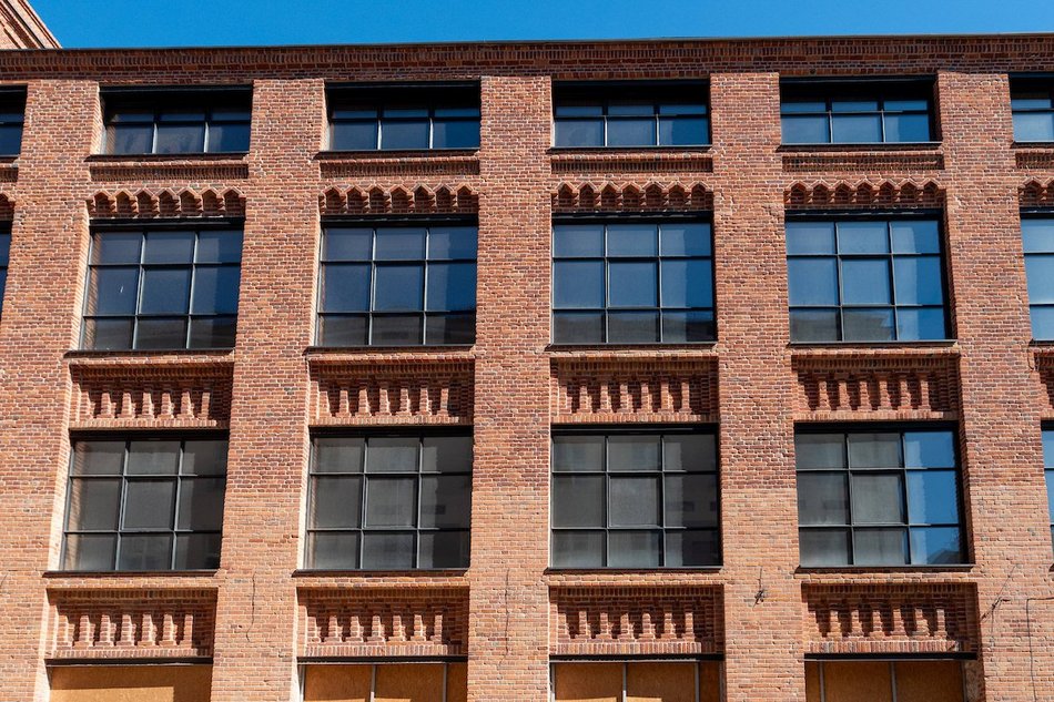 Łódź. Metamorfoza przy placu Komuny Paryskiej w Łodzi. Zabytek z XIX wieku odzyska dawny blask