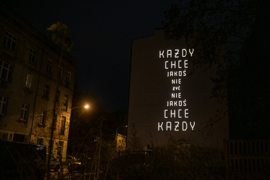 Neon przy ul. 6 Sierpnia 21/23