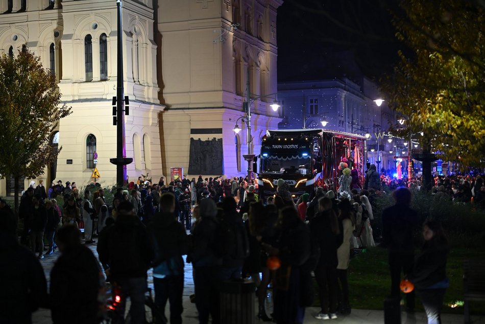 Łódź. Halloweenowa parada przeszła Piotrkowską w Łodzi. Tłumy duchów, czarownic i zombie!