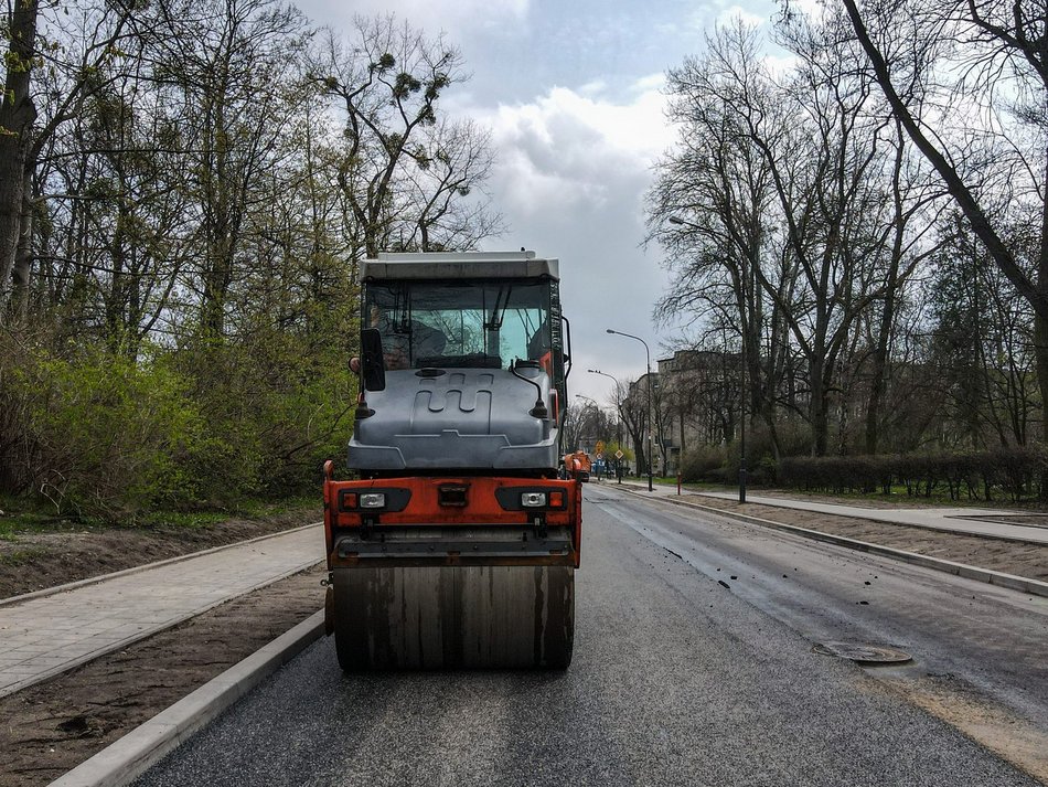 Leją asfalt na Bednarskiej. Koniec prac planowany przed majówką.