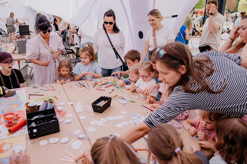 Łódź. Miejski Dzień Dziecka 2025 w Łodzi. Majka Jeżowska, dmuchańce i pokazy [ZDJĘCIA]