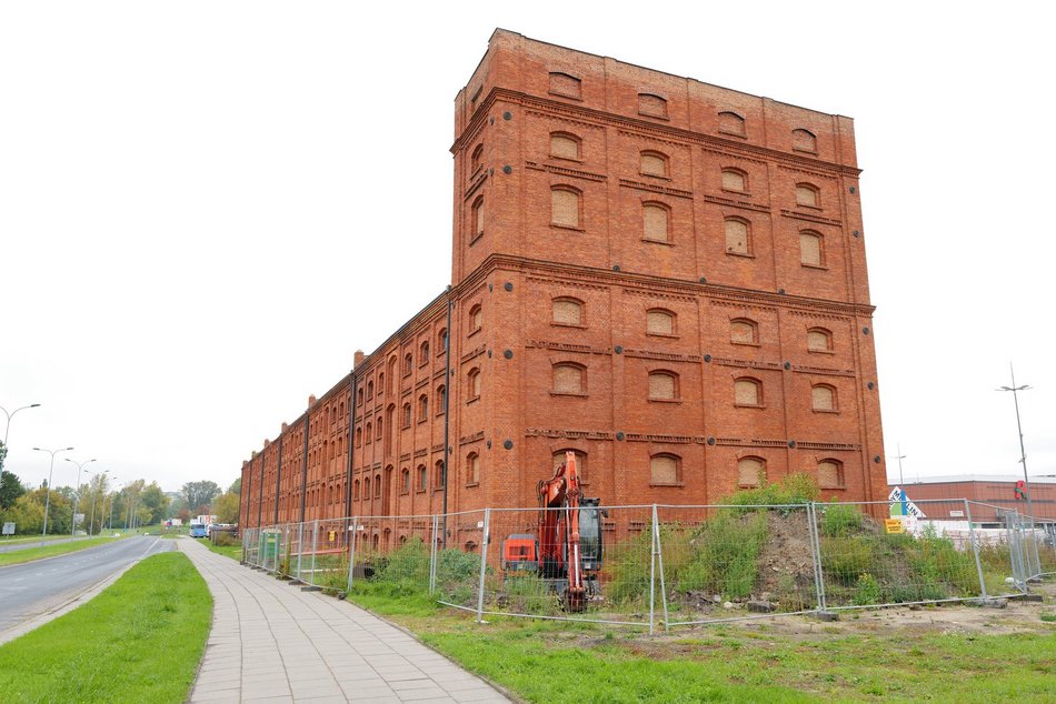 widok na budynek z cegły przy Karskiego 5a