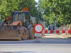 Remont ulicy Lipowej - robotnicy i maszyny na placu budowy