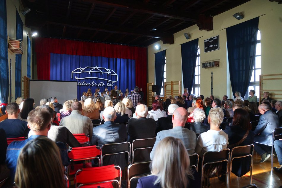 Łódź. Jubileusz w Szkole Podstawowej nr 42 w Łodzi. Huczne obchody z okazji 100-lecia