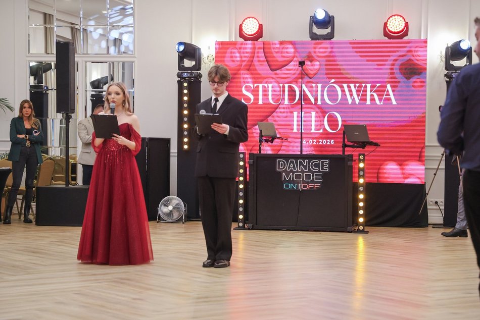 Łódź. Studniówka II LO w Łodzi. Wspaniali maturzyści świętowali w Pałacu Skotniki