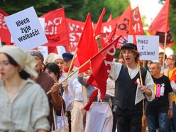 Marsz robotników podczas festiwalu REwolucja w Łodzi. Inscenizacja aktorów Teatru Chorea