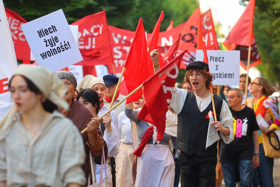 Marsz robotników podczas festiwalu REwolucja w Łodzi. Inscenizacja aktorów Teatru Chorea