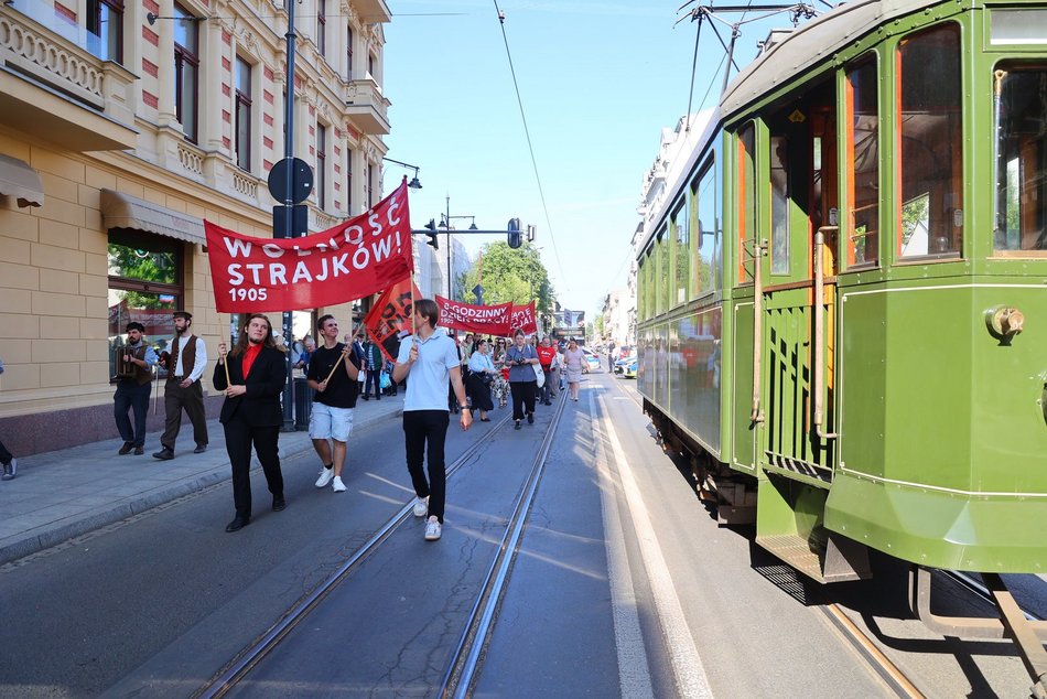 Marsz robotników podczas festiwalu REwolucja w Łodzi. Inscenizacja aktorów Teatru Chorea