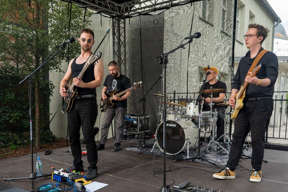 Granie w bramie w Łodzi. Kameralny koncert zespołu Superhive za nami!