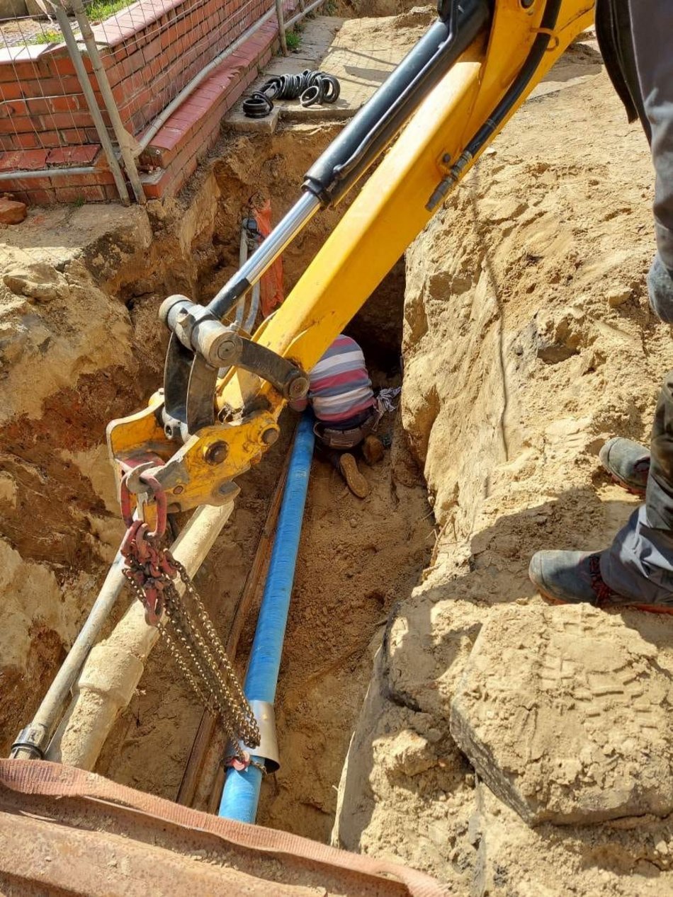 Łódź. Kraking przy remontach ulic w Łodzi. To podziemy potwór, który buduje wodociągi!