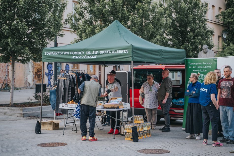 Łódź. Namiot Pełen Wsparcia w Pasażu Schillera już działa! Specjaliści pomagają potrzebującym