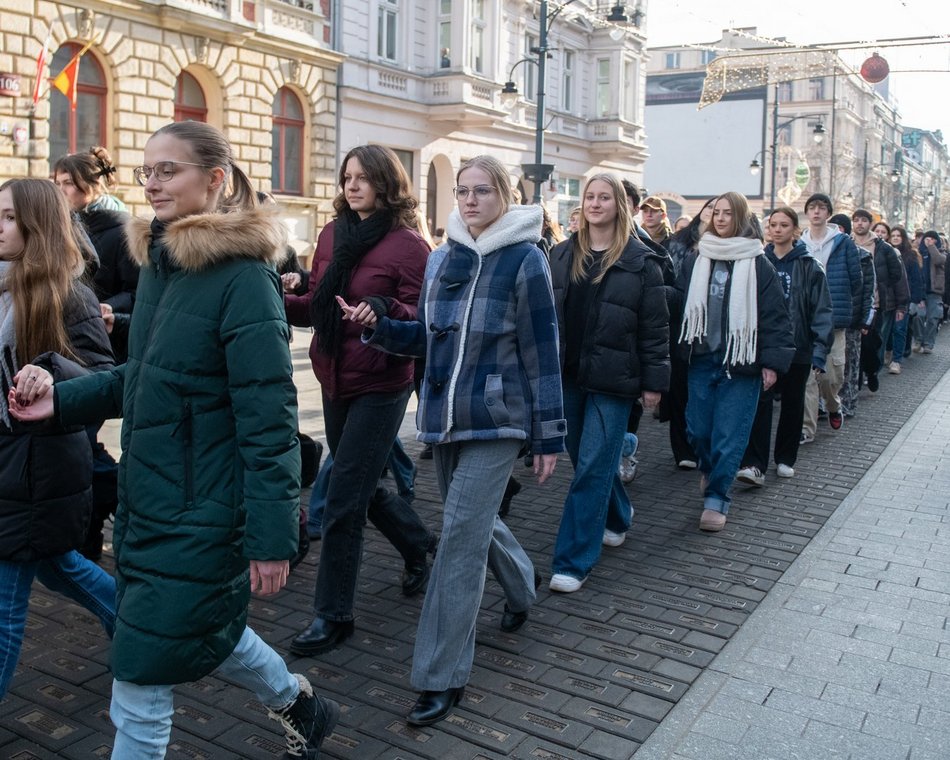 Łódź. Polonez dla Łodzi. Tłumy maturzystów zatańczyły na Piotrkowskiej. Razem z nimi łodzianie!