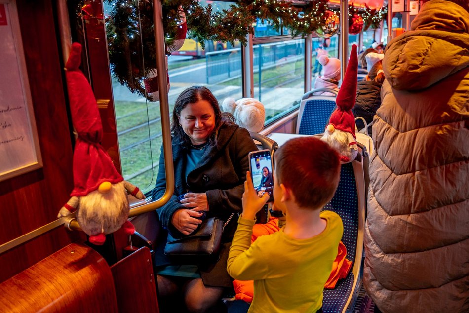 Łódź. Mikołajkowy tramwaj MPK Łódź już pędzi po mieście! Zobacz, jak się prezentuje