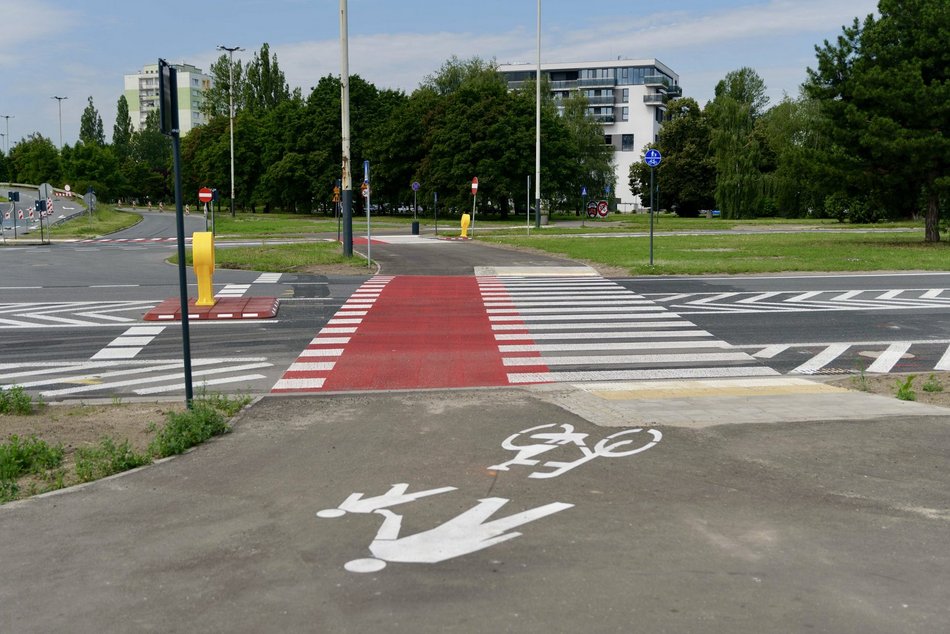 Łódź. Droga rowerowa na al. Waltera-Janke w Łodzi