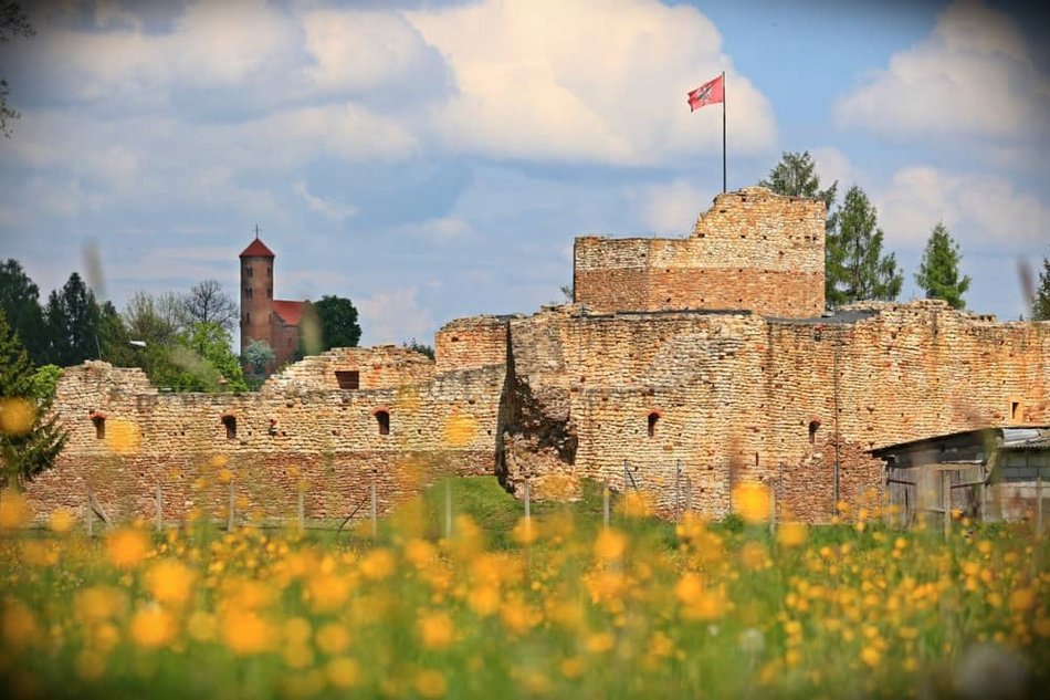 Łódź. TOP 16 atrakcji Spały i okolic. Spływ Pilicą, Niebieskie Źródła, zamek w Inowłodzu