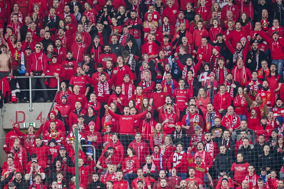 kibice na trybunach stadionu