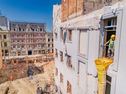 Łódź. „Dziura” przy Piotrkowskiej 58 w Łodzi znika na naszych oczach! Prace wystartowały!