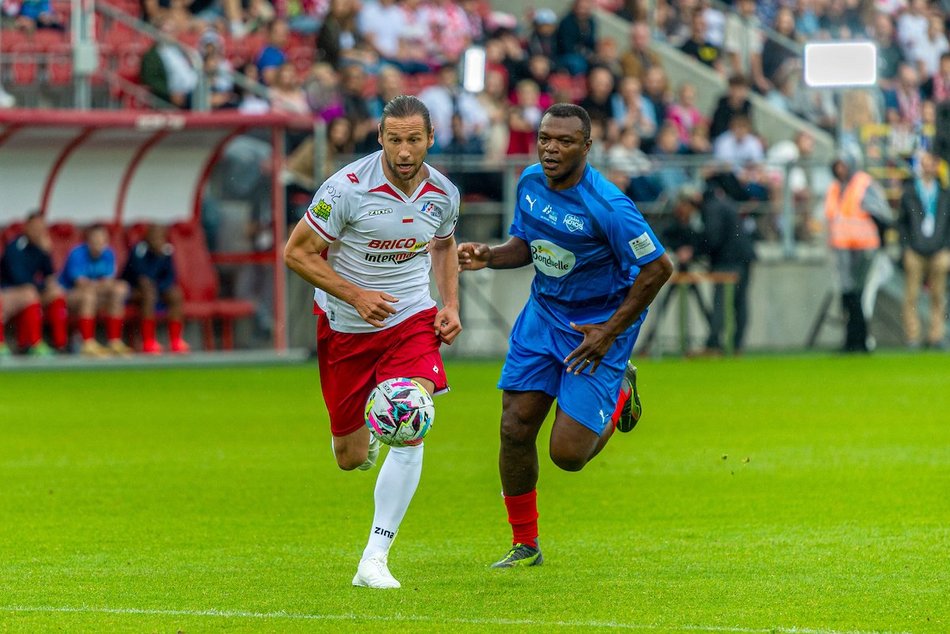 Łódź. Mecz Gwiazd w Łodzi. Na murawie Boniek, Krzynówek, Krychowiak