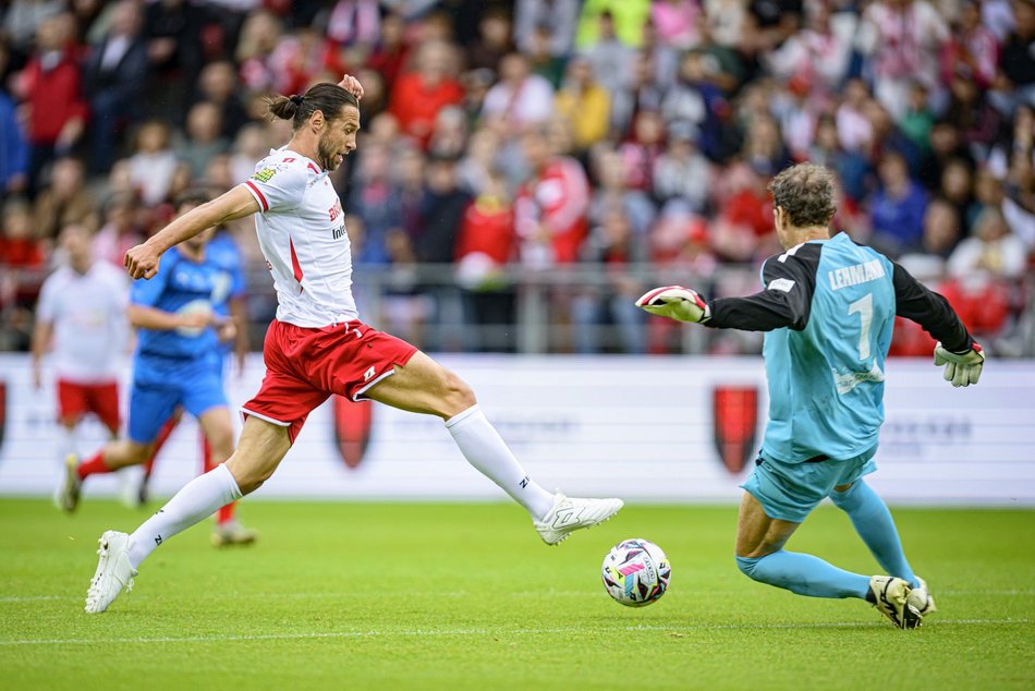 Łódź. Mecz Gwiazd w Łodzi. Na murawie Boniek, Krzynówek, Krychowiak