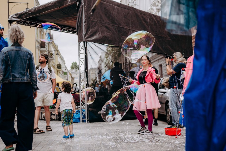 dzieci podczas zabawy