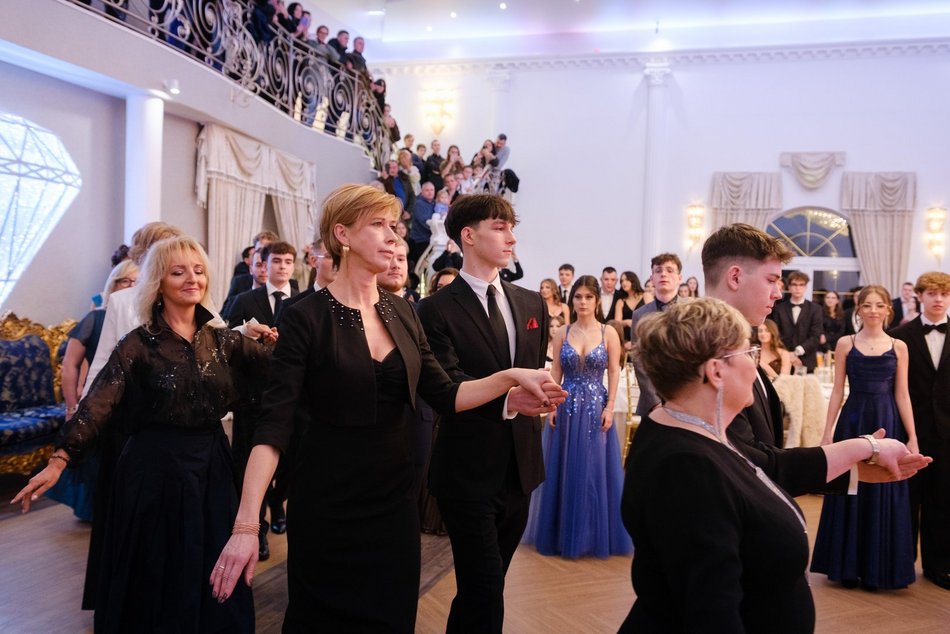 Studniówka XV w Łodzi. Niezapomniane chwile i piękne wspomnienia